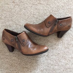 BØRN Brown casual heeled booties (New!)